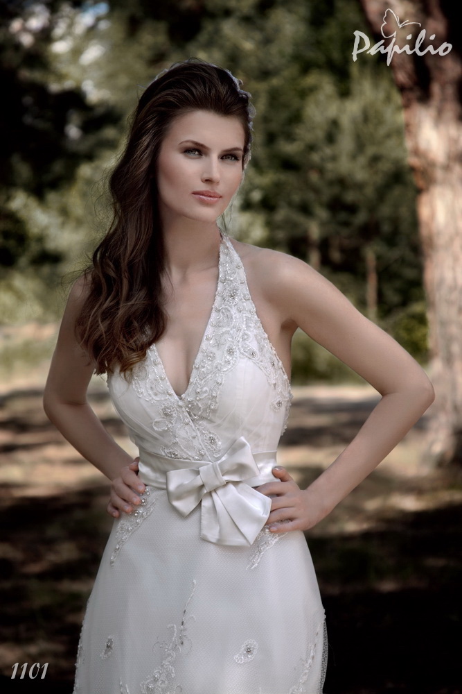 suknia slubna z dekoltem w kształcie litery A