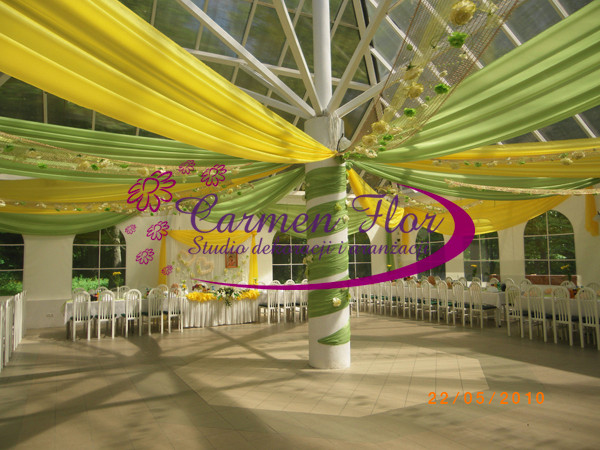 Dekoracja sali weselnej w kolorze zielonym