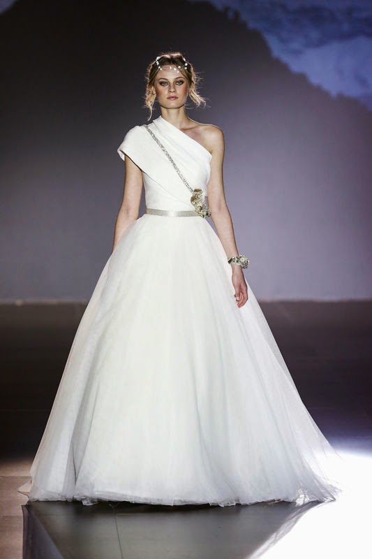 Asymetria, Jesus Peiro Asymetryczna suknia ślubna Jesus Peiro, 2016