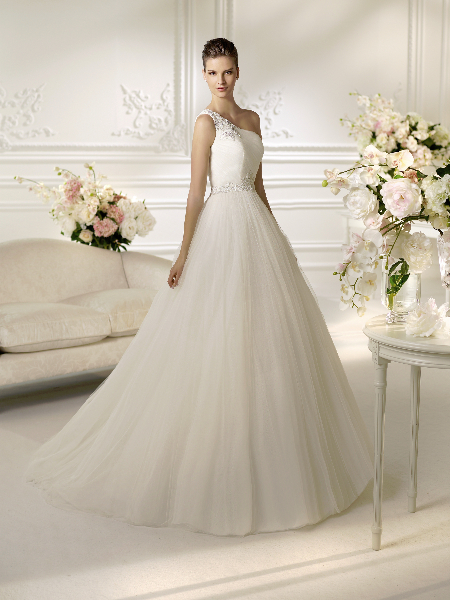 Asymetria w kolekcji Pronovias, Salon La Novia Asymetryczna suknia ślubna 2016, Pronovias