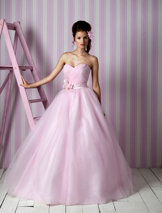 różowa suknia slubna projektu Charlotte Balbier