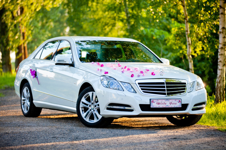 Czy warto wynająć samochód osobowy na ślub? Ślub w Białej