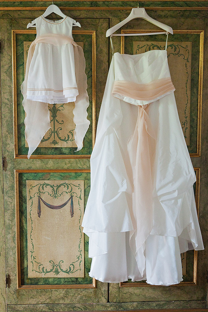 biało brzoskwiniowa suknia ślubna