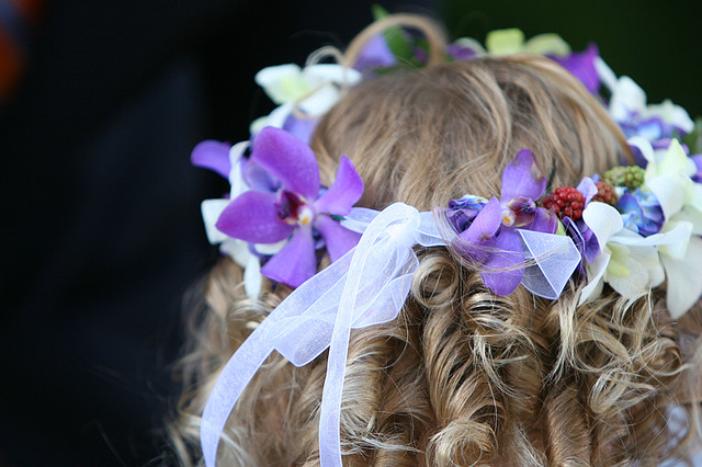 wianek we włosach dziewczynki