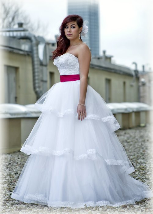 Suknie ślubna z falbanami, Salon Isabelle Suknie ślubna z falbanami, Salon Isabelle