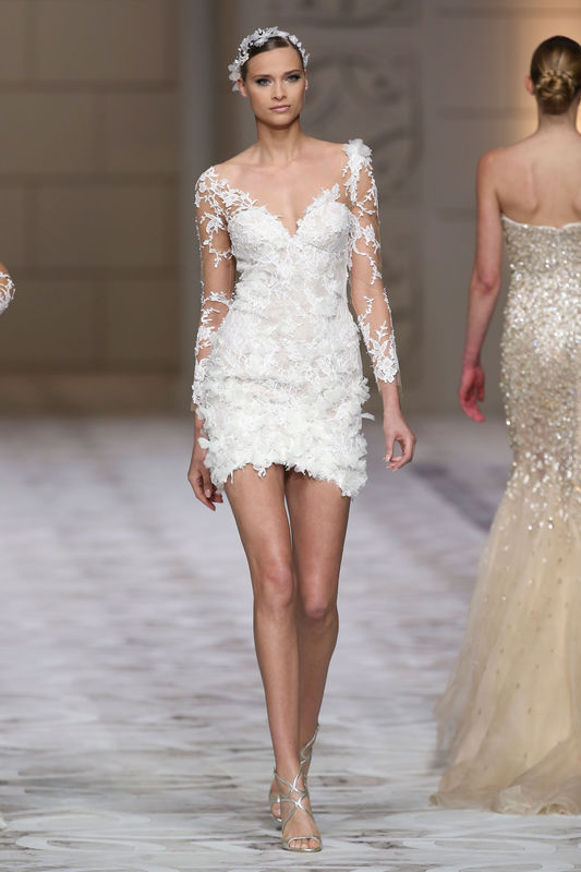 suknie-slubne-2015-trendy-dlugosc-przed-kolano-pronovias-fot-imaxtree