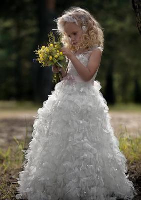 modna sukienka na wesele dla dziewczynki