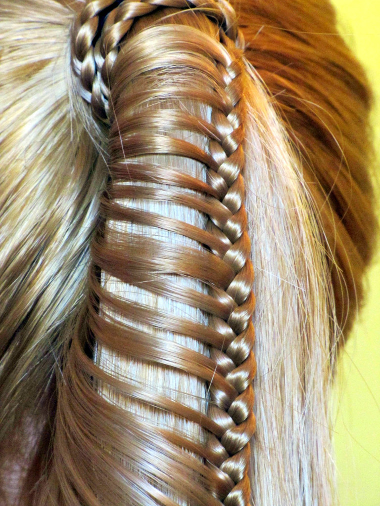 fryzura na wesele z warkoczem