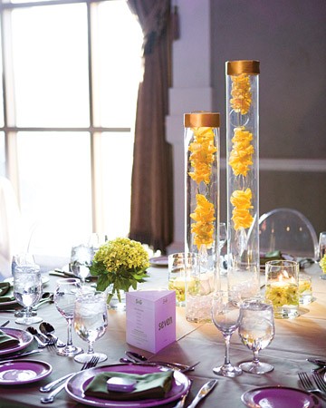 żółto-fioletowa aranżacja stołu weselnego