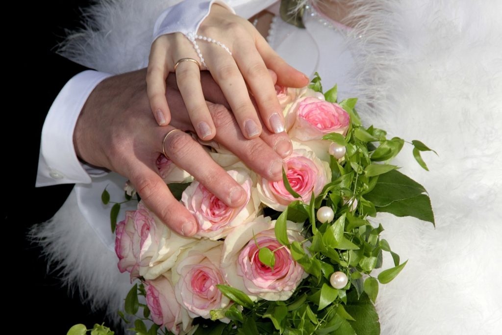 bride-and-groom-2157260_1920
